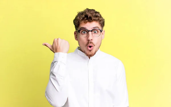 Young Adult Caucasian Man Looking Astonished Disbelief Pointing Object Side — Photo