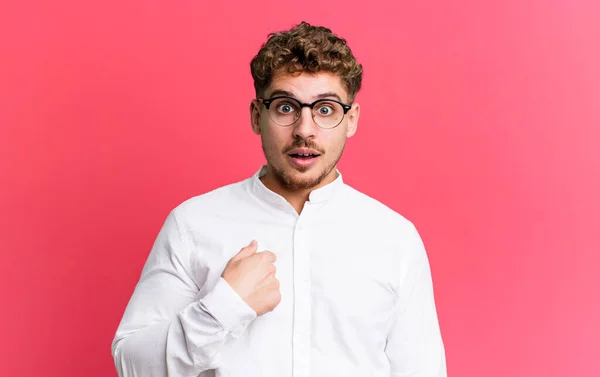 Young Adult Caucasian Man Looking Shocked Surprised Mouth Wide Open — Stock Photo, Image