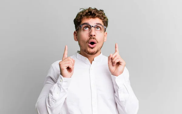 Young Adult Caucasian Man Feeling Awed Open Mouthed Pointing Upwards — Photo