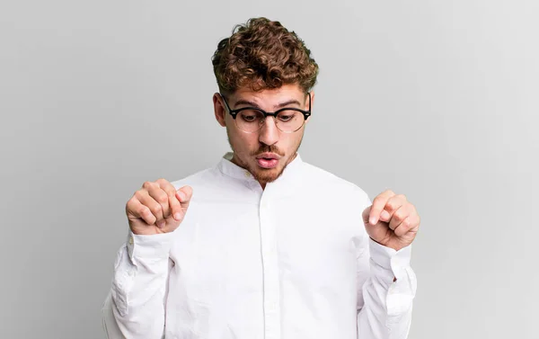 Young Adult Caucasian Man Open Mouth Pointing Downwards Both Hands — Stockfoto