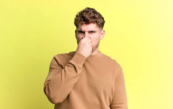 Young Adult Caucasian Man Feeling Disgusted Holding Nose Avoid Smelling — Stock Photo, Image