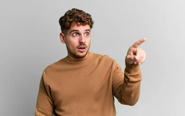 Young Adult Caucasian Man Feeling Shocked Surprised Pointing Looking Upwards — Photo