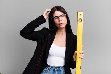 Mutlu bir şekilde gülümsemek ve hayal kurmak ya da şüphe etmek. mimar konsepti