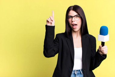 Bir fikri fark ettikten sonra mutlu ve heyecanlı bir dahi gibi hissediyorum. Mikro bilgisayarlı gazeteci ya da sunucu