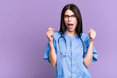 Şok oldum, güldüm ve başarıyı kutladım. hemşire konsepti