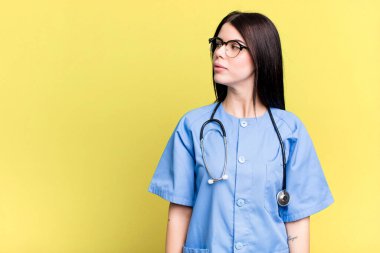 Profil görüşünde düşünmek, hayal etmek ya da hayal kurmak. hemşire konsepti