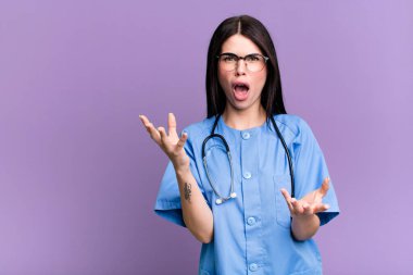 Şaşırdım, şok oldum ve inanılmaz bir sürprizle şaşkına döndüm. hemşire konsepti