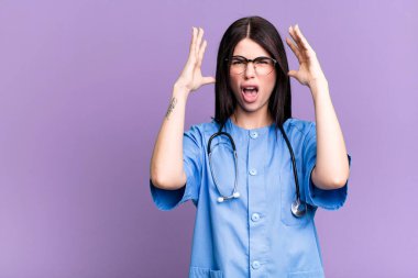 Elleri havada çığlık atıyorlardı. hemşire konsepti