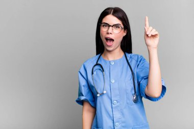 Bir fikri fark ettikten sonra mutlu ve heyecanlı bir dahi gibi hissediyorum. hemşire konsepti