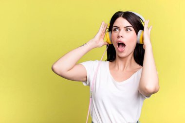 Mutlu, heyecanlı ve şaşırmış hissediyorum. Bir kulaklığı dinlemek.