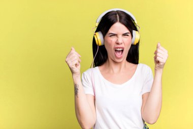 Kızgın bir ifadeyle agresif bir şekilde bağırıyordu. Bir kulaklığı dinlemek.