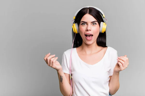 Glücklich Und Erstaunt Über Etwas Unglaubliches Musik Mit Kopfhörer Hören — Stockfoto