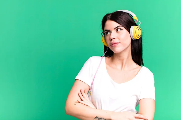 Ryckningar Förvirringskänsla Och Osäkerhet Lyssna Musik Med Hörlurar — Stockfoto