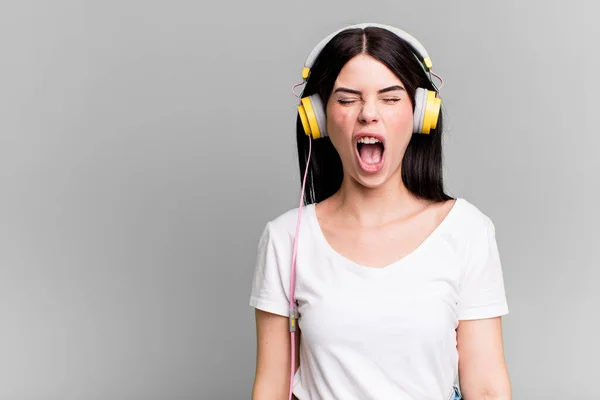 Skrek Aggressivt Och Såg Väldigt Arga Lyssna Musik Med Hörlurar — Stockfoto