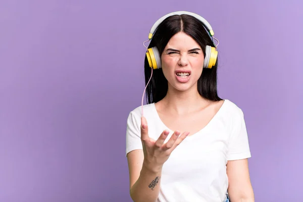 Sie Wirken Wütend Genervt Und Frustriert Musik Mit Kopfhörer Hören — Stockfoto