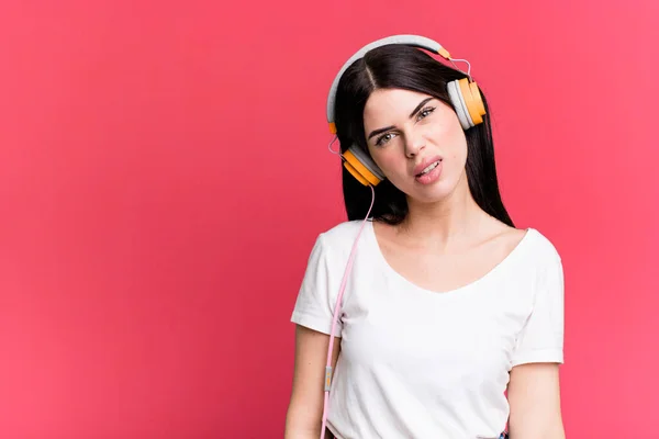 Sentir Perplexo Confuso Ouvir Música Qith Fones Ouvido — Fotografia de Stock
