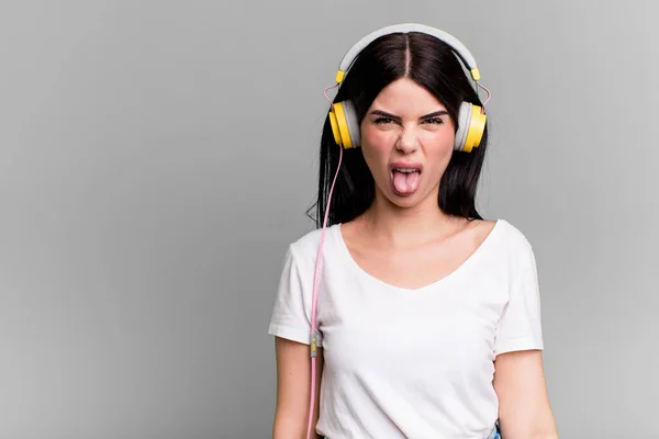 Ensación Disgusto Irritación Lengua Fuera Escuchar Música Qith Auriculares — Foto de Stock