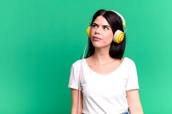 Pensar Sentir Duvidoso Confuso Ouvir Música Qith Fones Ouvido — Fotografia de Stock