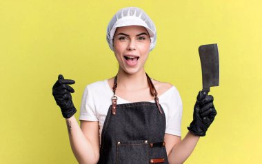 Şok oldum, güldüm ve başarıyı kutladım. Bıçak konsepti olan kasap.