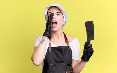 Mutluyum, ellerim ağzımın yanındayken bağırıyorum. Bıçak konsepti olan kasap.