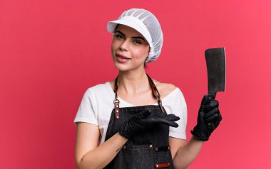 Neşeli bir şekilde gülümsemek, mutlu olmak ve bir konsept göstermek. Bıçak konsepti olan kasap.