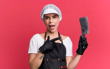 Heyecanlı ve şaşırmış görünüyor. Bıçak konsepti olan kasap.