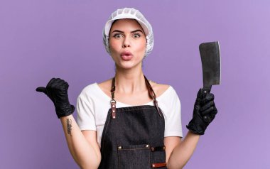 İnançsızlığa düşmüş bir haldeydi. Bıçak konsepti olan kasap.