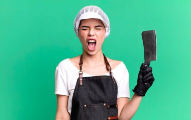 Saldırgan bir şekilde bağırıyordu, çok sinirli görünüyordu. Bıçak konsepti olan kasap.