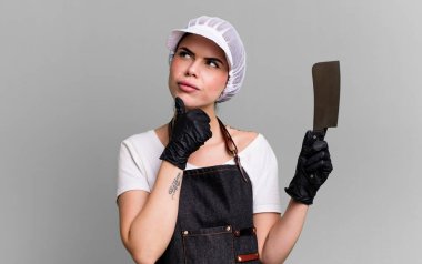 Düşünüyor, kuşkucu ve şaşkın hissediyorum. Bıçak konsepti olan kasap.