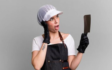 Mutlu, heyecanlı ve şaşırmış hissediyorum. Bıçak konsepti olan kasap.