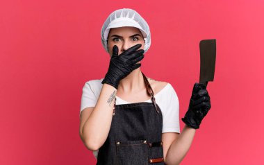 Şok olmuş ellerle ağzını kapatıyor. Bıçak konsepti olan kasap.