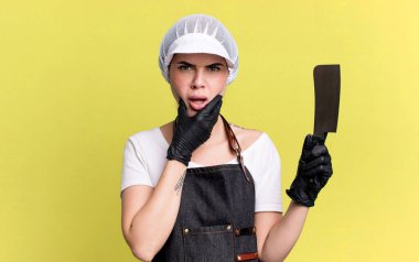 Ağzı ve gözleri açık ve elleri çenesinde. Bıçak konsepti olan kasap.