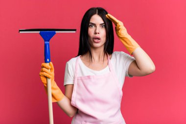 Mutlu, şaşkın ve şaşırmış görünüyor. Pencere temizleme kavramı