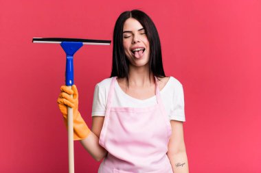 Neşeli ve asi bir tavırla, şakalar yaparak ve dil çıkararak. Pencere temizleme kavramı