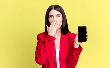 Genç ve güzel iş kadını akıllı telefonunu kullanıyor.