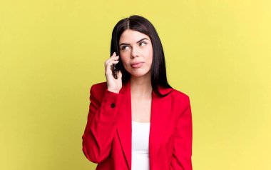 Genç ve güzel iş kadını akıllı telefonunu kullanıyor.