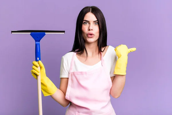Looking Astonished Disbelief Cleaning Windows Concept — Stock Photo, Image