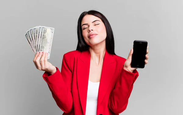 Junge Erwachsene Hübsche Frau Mit Dollarnoten Und Zeigt Ihr Smartphone — Stockfoto
