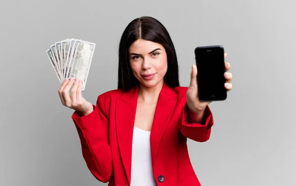 Junge Erwachsene Hübsche Frau Mit Dollarnoten Und Zeigt Ihr Smartphone — Stockfoto