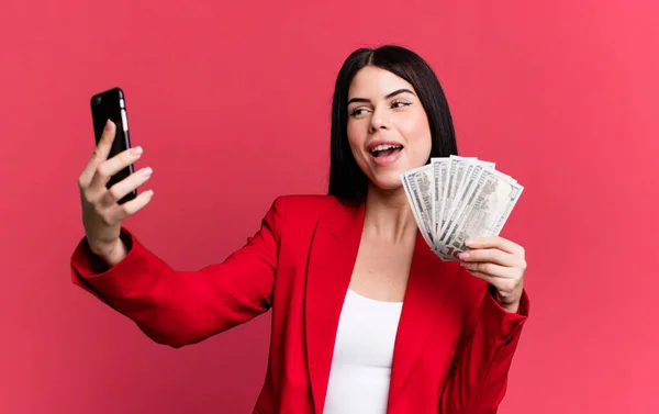 Mujer Bonita Con Billetes Dólar Usando Teléfono Inteligente — Foto de Stock
