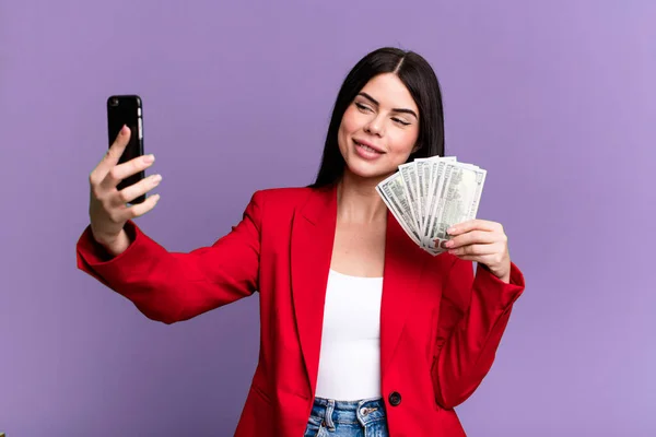 Hübsche Frau Mit Dollarnoten Und Smartphone — Stockfoto