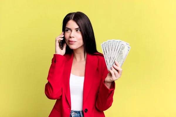 Hezká Žena Dolarovými Bankovkami Pomocí Svého Smartphonu — Stock fotografie