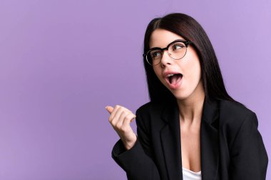 Yanında fotokopi odası olan genç ve güzel bir iş kadını.