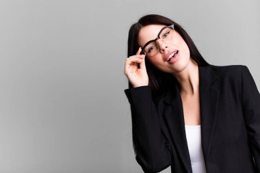 Yanında fotokopi odası olan genç ve güzel bir iş kadını.