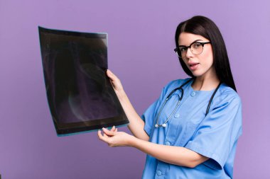 Genç, güzel hemşire öğrenci.