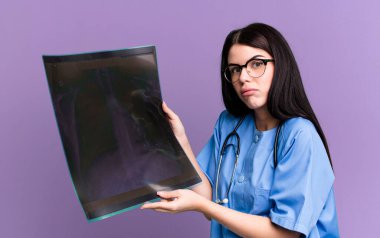 Genç, güzel hemşire öğrenci.