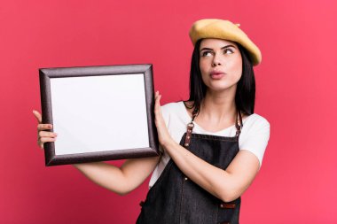 Genç ve güzel sanatçı boş bir çerçeve kopyalama alanı gösteriyor