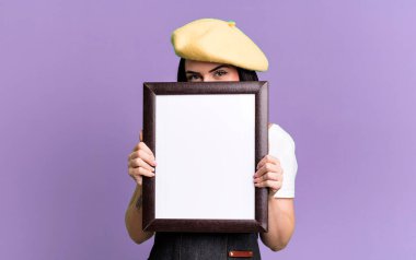 Genç ve güzel sanatçı boş bir çerçeve kopyalama alanı gösteriyor