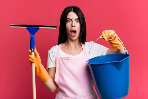 Νέα Ενήλικη Όμορφη Γυναίκα Κρατώντας Εργαλεία Καθαριότητας — Φωτογραφία Αρχείου