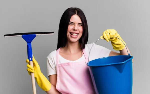 Jong Volwassen Mooi Vrouw Holding Huishoudelijke Gereedschap — Stockfoto